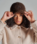 Casquette teddy marron waro porté par une femme