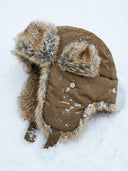 Chapka rain waro posé sur la neige