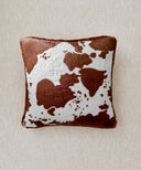 Coussin motif vache farwest waro posé à plat 