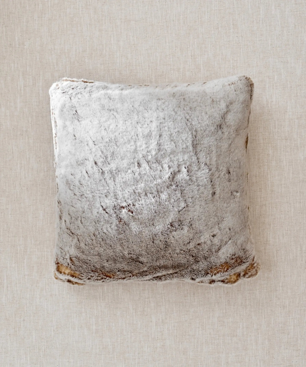 Coussin waro fourrure frisson posé a plat