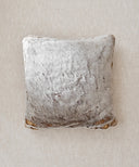 Coussin fourrure frisson posé a plat
