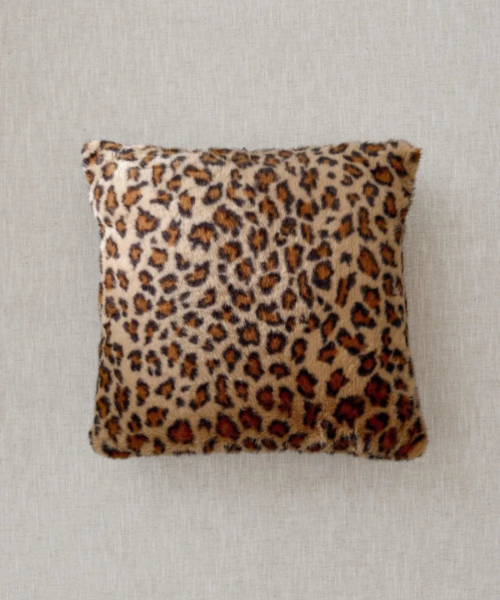 Coussin fourrure leopard waro posé à plat