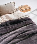 Couvre-lit king size gris waro posé sur un lit