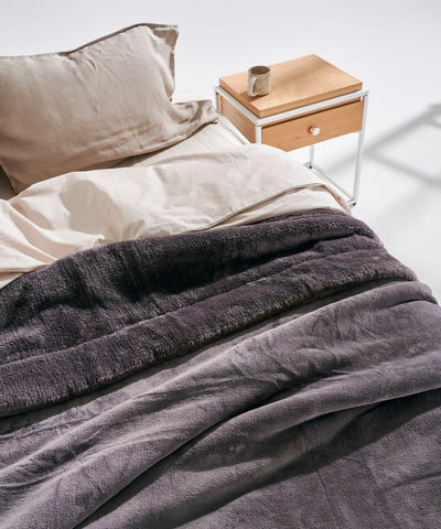 Couvre-lit king size gris waro posé sur un lit