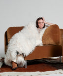 Plaid fausse fourrure utilisé lors d’une soirée cocooning 