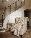 Plaid fausse fourrure dune waro posé sur un fauteuil