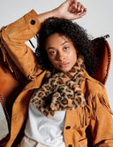 L’écharpe  en fausse fourrure léopard premium enveloppe vos tenues d’une douceur luxueuse et d’un style affirmé