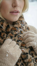 Echarpe leopard waro zoomé ,porté par une femme 