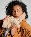 Écharpe teddy waro  portée par une mannequin