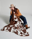 Plaid fausse fourrure waro plié sur un lit de chambre 