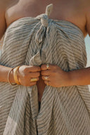 Fouta en lin Bixente Gris WARO montrant le détail du nouage du tissu