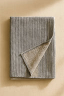 Fouta en lin Bixente Gris WARO pliée avec aperçu de la texture du lin