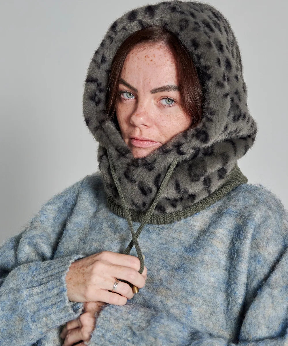 Femme portant une cagoule fourrure léopard grise waro