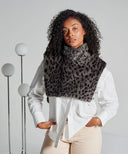 Plastron fourrure leopard gris waro porté sur une femme