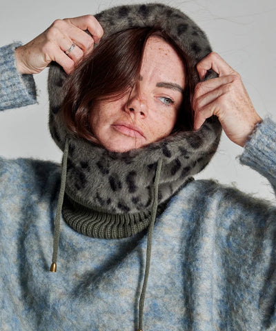 Mannequin soulevant  la capuche de la cagoule léopard gris fourrure waro 