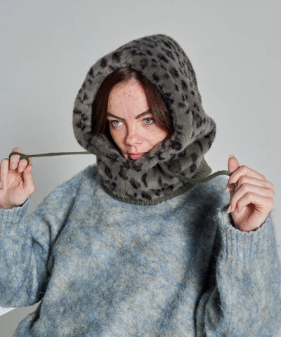 Femme portant la cagoule léopard grise fourrure waro 