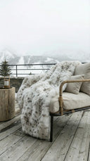 Plaid fausse fourrure waro posé sur un fauteuil 