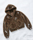 Manteau leopard marron waro posé dans la neige 