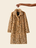 Manteau long en fausse fourrure léopard présenté sur cintre, col classique et boutons sur fond clair