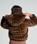 Manteau fourrure waro de dos porté par une femme