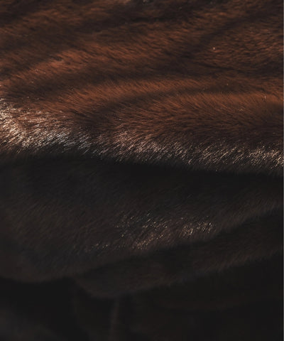 Zoom sur le plaid fausse fourrure waro marron 