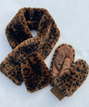 Moufles et écharpes marron waro posé sur la neige 