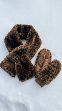 Moufles marron léopard waro posé dans la neige