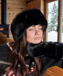 Moufles noire fourrure waro porté par une femme