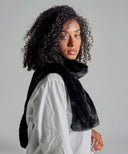 Plastron fourrure waro noir porté par une femme de profil