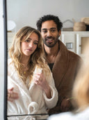 Peignoir polaire écru WARO porté par un couple devant un miroir