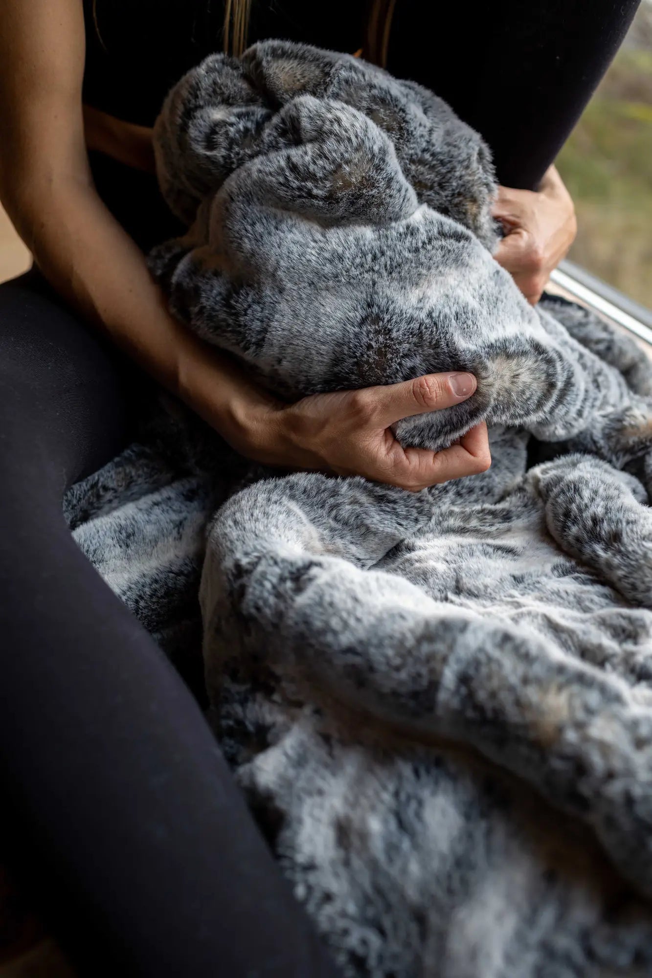 Plaid Fausse fourrure Frisson Sombre gris thumbnail 3