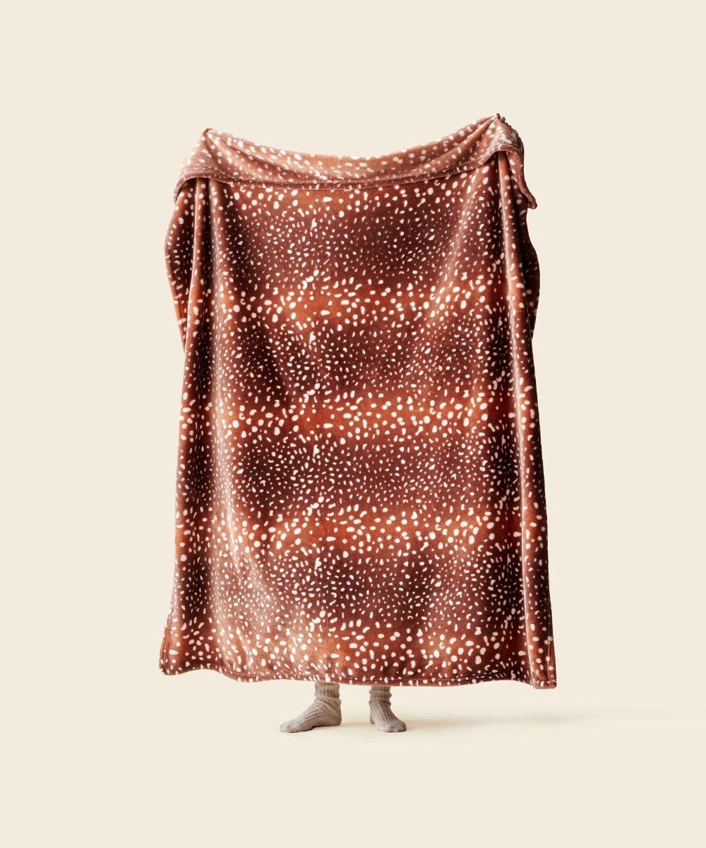Plaid polaire bambi tendu par une personne