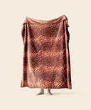 Plaid polaire bambi tendu par une personne