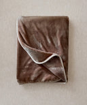 Plaid polaire cosy taupe waro posé à plat 