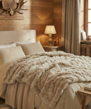 Plaid dune waro posé sur un lit 