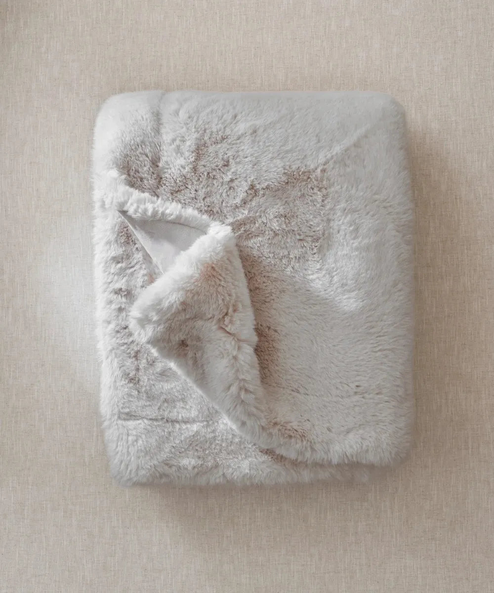 Plaid fausse fourrure bear beige waro plié posé à plat sur un fond beige