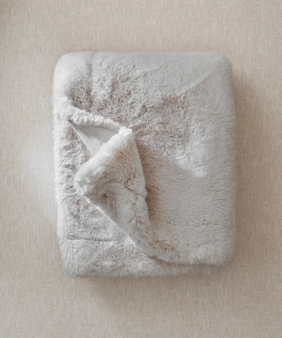 Plaid fausse fourrure bear beige waro plié posé à plat sur un fond beige