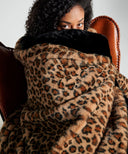 Plaid fausse fourrure leopard waro emmitouflé autours d’une femme