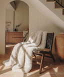 Plaid fausse fourrure polar bear blanc waro posé sur une chaise 