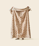Plaid fausse fourrure waro dune tendu par une personne
