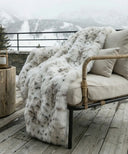 Plaid fausse fourrure war posé sur une chaine à la montagne