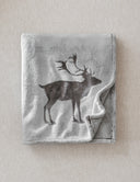 Plaid classique motif cerf waro posé à plat sur un fond beige 