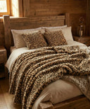 Plaid fausse fourrure léopard posé sur un lit