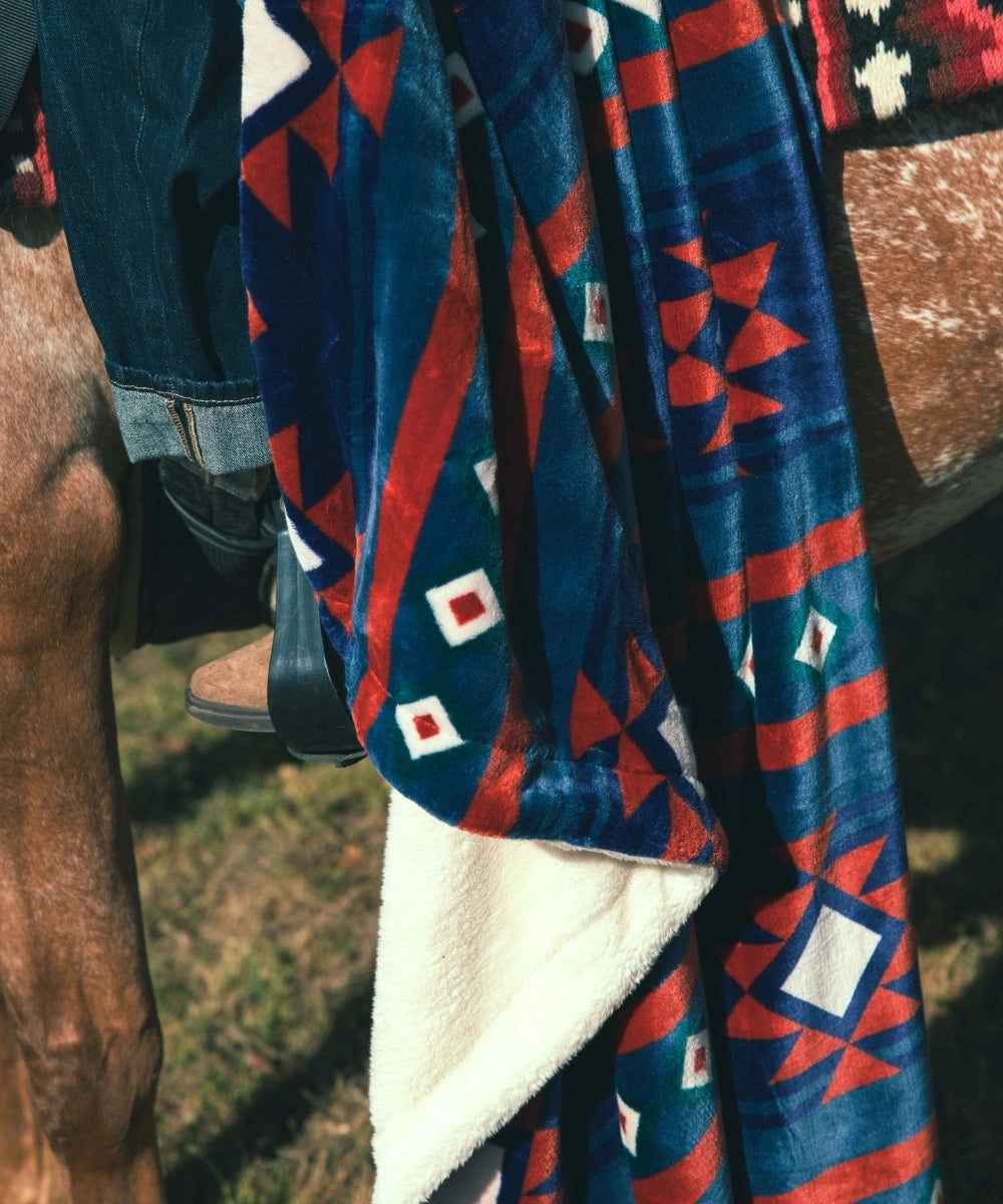Navajo-Waro-Blaudecke in Nahaufnahme auf einem Pferd 