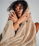 Femme emmitouflée dans un plaid polaire classique beige waro 