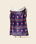 Plaid polaire navajos waro tendu par une personne