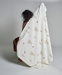 Plaid polaire motif skieur waro tenue par une femme avec vu de dos