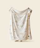 Plaid polaire skieur tendu par une personne