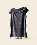 Plaid polaire cosy gris anthracite waro tendu par une personne
