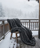 Plaid fausse fourrure gris waro posé sur une chaise 